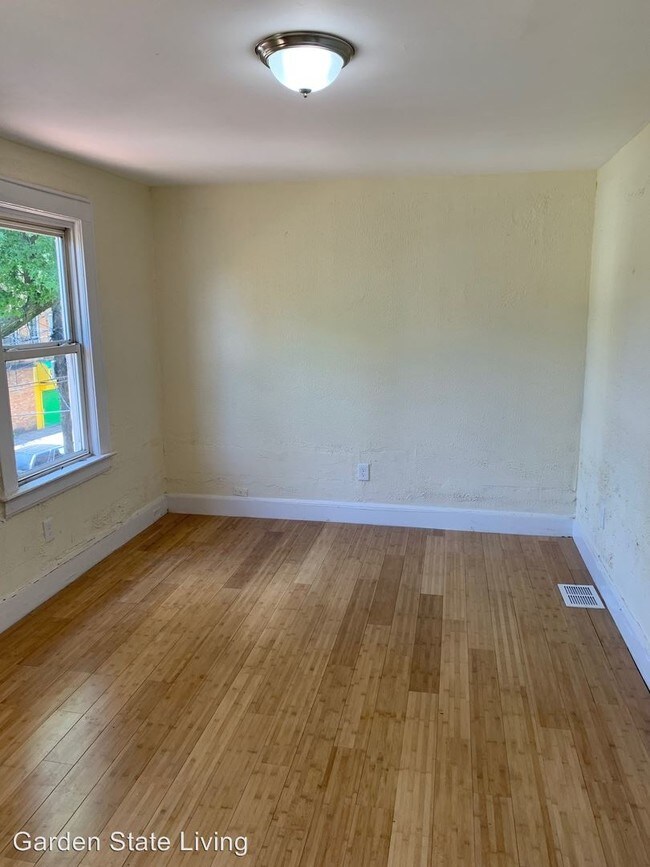 Building Photo - 4 br, 1.5 bath House - 199 West End Ave