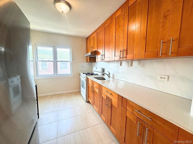 Building Photo - 75-31 198th St