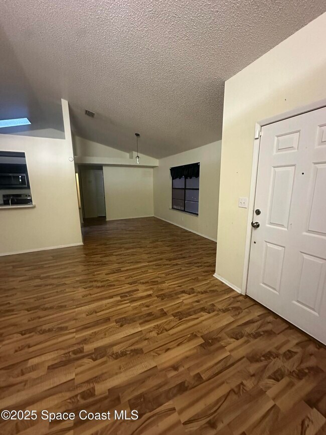 Building Photo - 1022 Ulster Ave SE