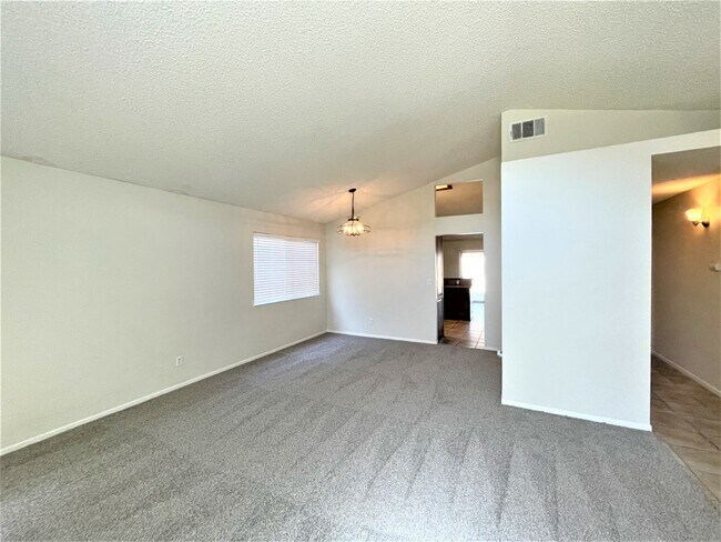 Building Photo - 37620 Robin Ln