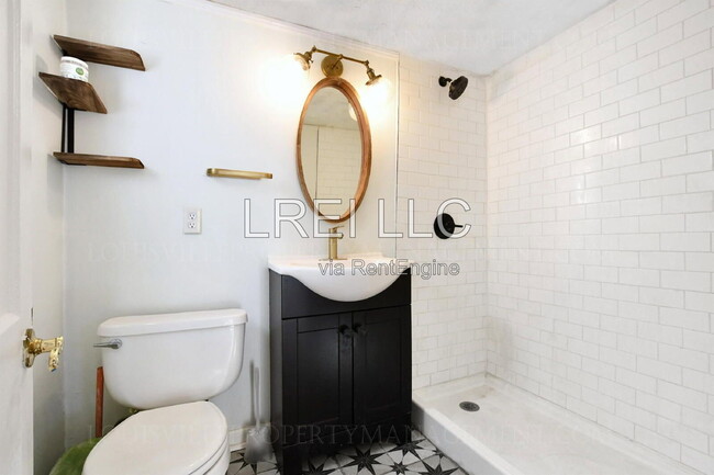 Building Photo - 515 E 11th St