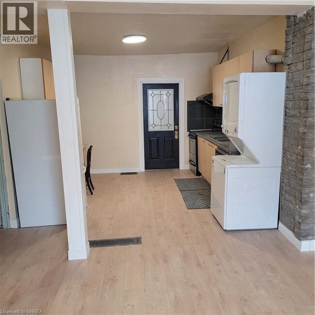 Building Photo - 72 Victoria St