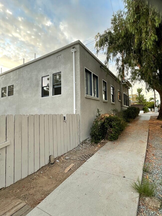 Building Photo - 745 Robinson Ave