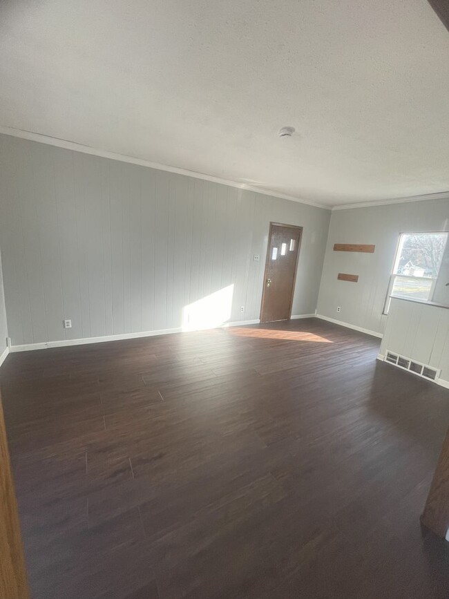 Building Photo - 3 Bedroom 1 Bathroom House 1/2 OFF FIRST M...