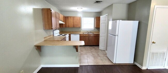 Foto del edificio - Spacious 2 Bedroom, 1 Bath Apartment on Eraste Landry