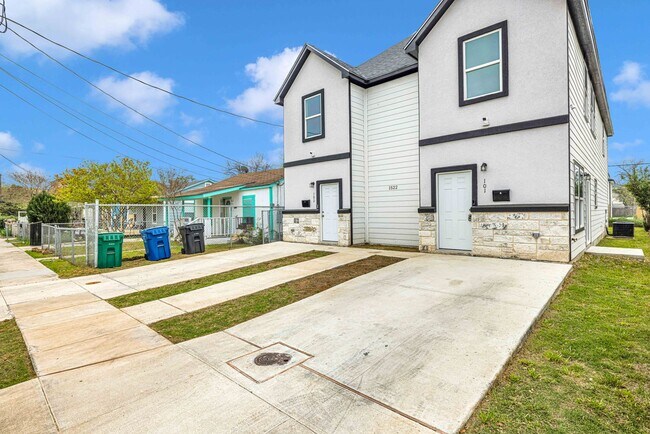 Building Photo - Beautiful Townhome in Downtown San Antonio...
