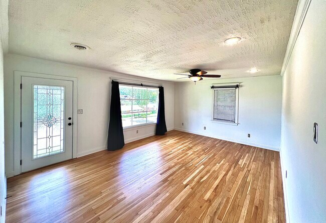 Foto del edificio - 1219 Oakdale Rd