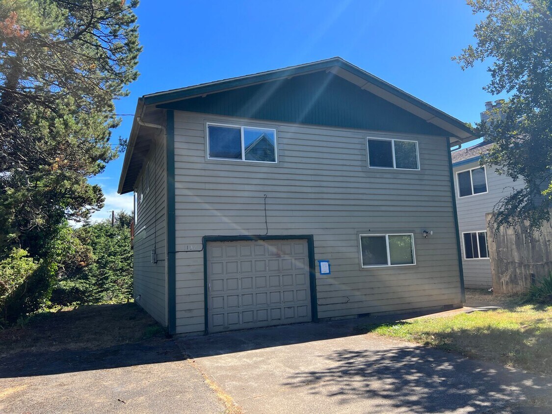 Primary Photo - 3 Bedroom House in Newport!