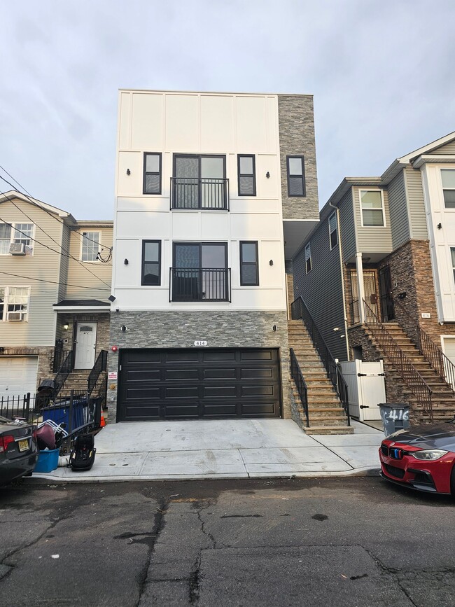 Building Photo - 414 S 10th St
