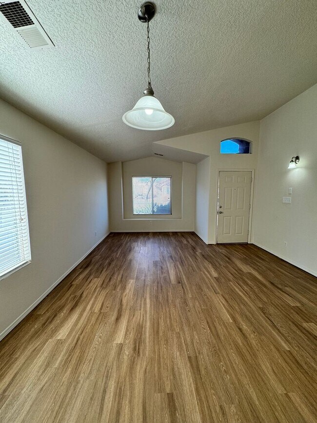 Building Photo - 4 bed, 2 Bath 1800 sq ft Home