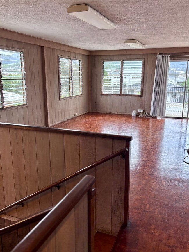 Building Photo - Available now | 3 Bedroom, 1.5 bath duplex with 2 tanden parking nested in Kaimuki