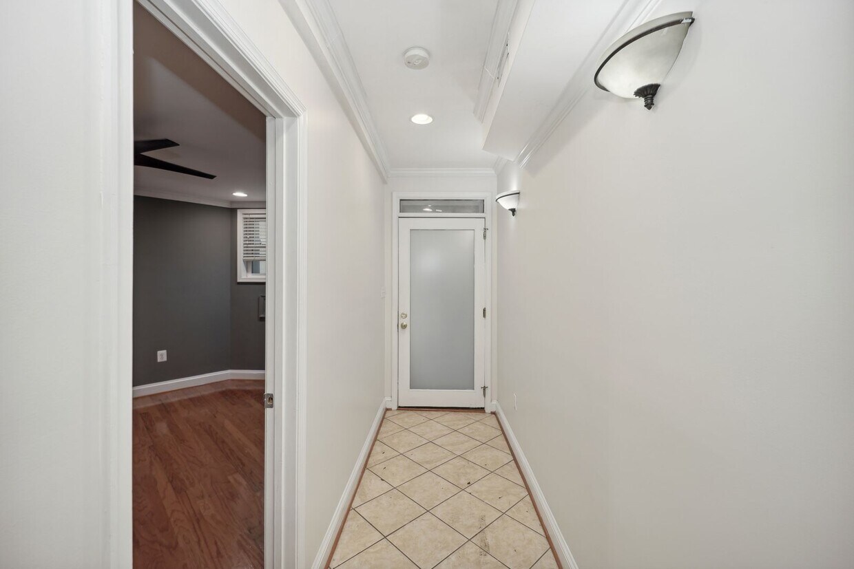 Primary Photo - Steps to Metro! Professionally Managed// 2...