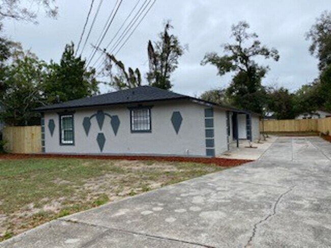 Foto del edificio - 2BR/1BA  TRIPLEX LOCATED DOWNTOWN ORLANDO