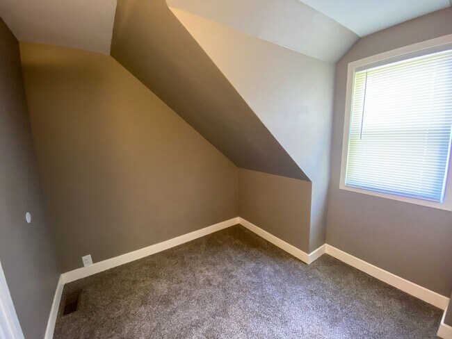 Building Photo - 3 Bedroom Single Family