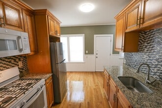 Building Photo - 129 Draper St
