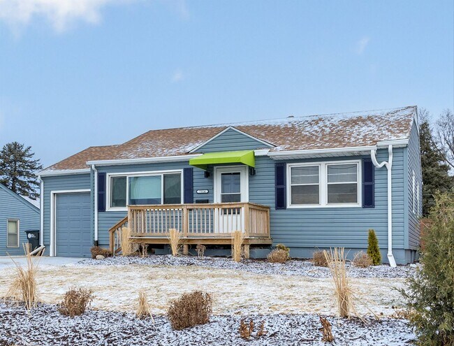 Building Photo - Gorgeous 2 bedroom 1 bathroom house!