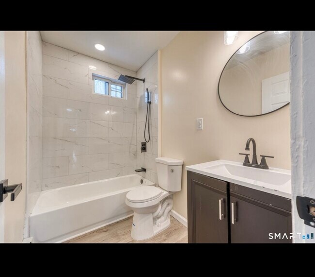 Foto del edificio - 75-75 Cabot St