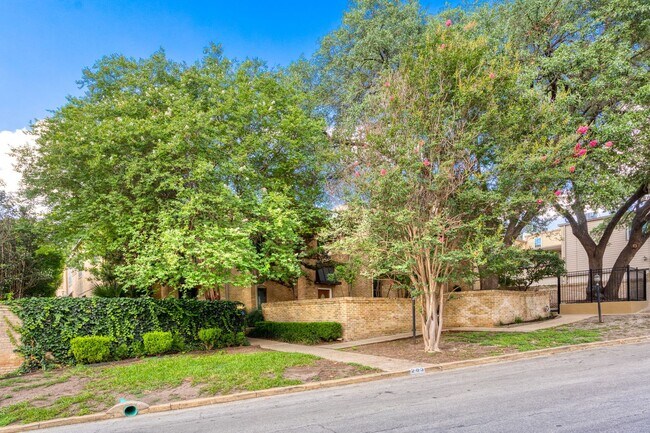 Foto del edificio - ALAMO HEIGHTS  |  TOWNHOME  |  REMODELED  ...