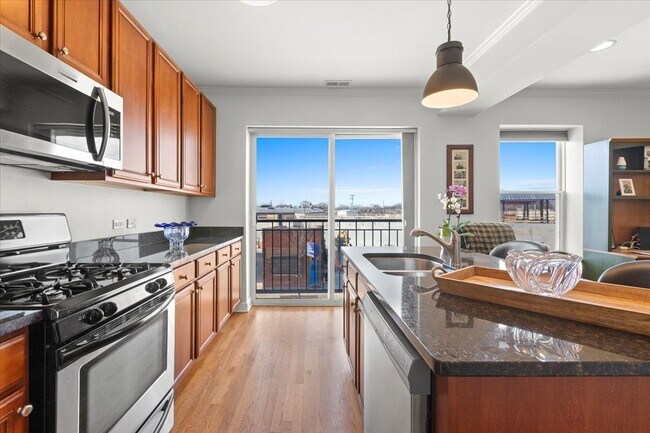 Foto del edificio - 3741 N Milwaukee Ave