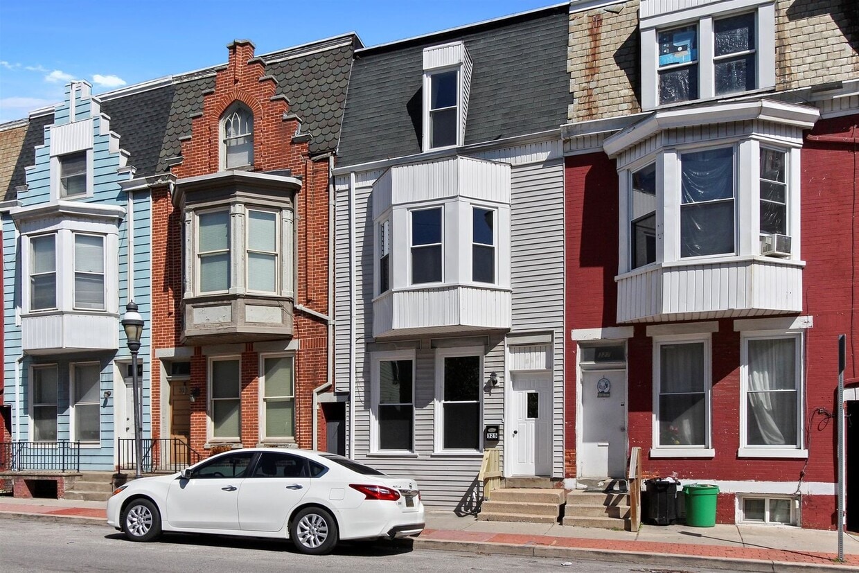 Primary Photo - Coming Soon 4-Bedrooms 1.5 Bath Home - Yor...