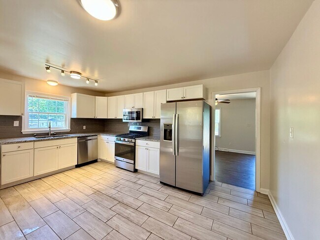 Foto del edificio - 4033 Fieldcrest Rd