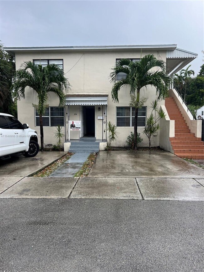 Foto del edificio - 572 NE 65th St