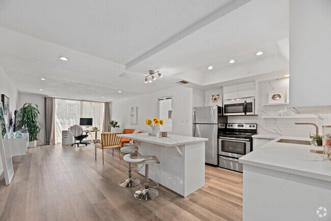 Building Photo - 321 S San Vicente Blvd