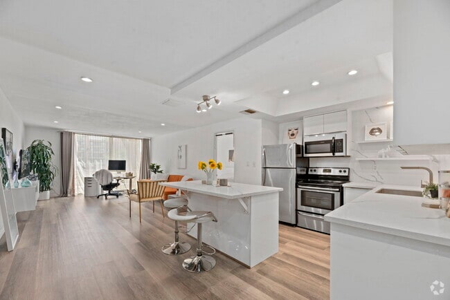 Building Photo - 321 S San Vicente Blvd