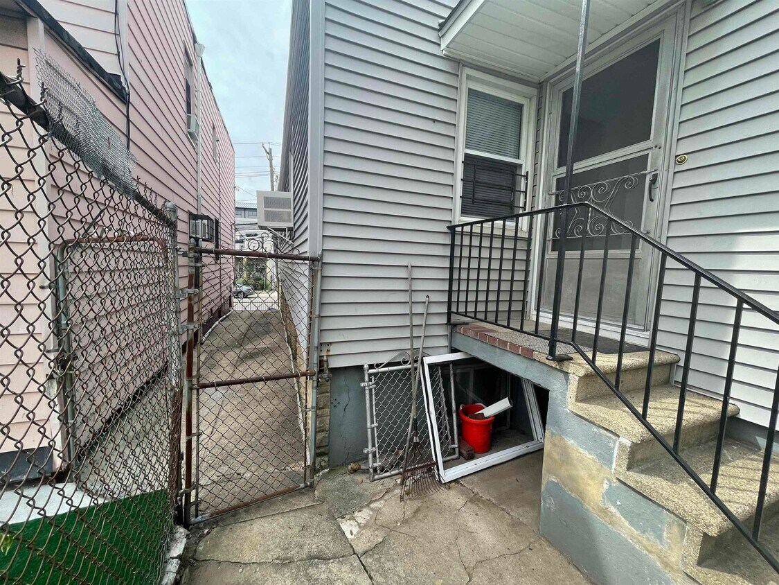 Primary Photo - 172 TONNELLE Ave