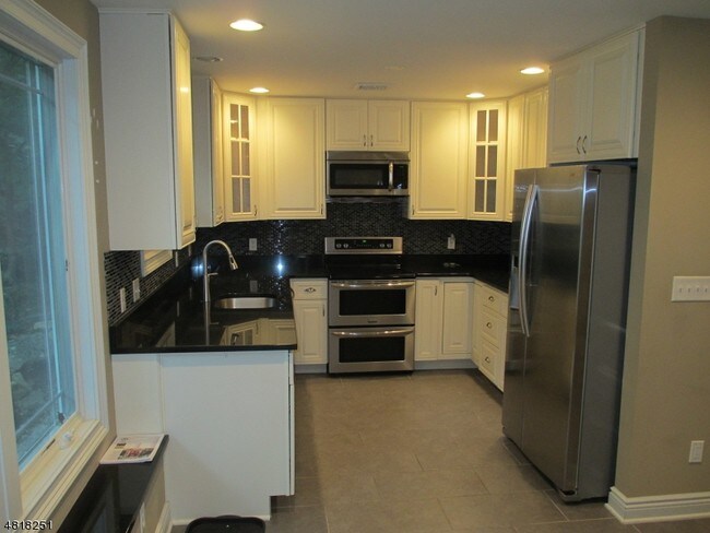 Foto del edificio - 76 Lake Shore Rd W