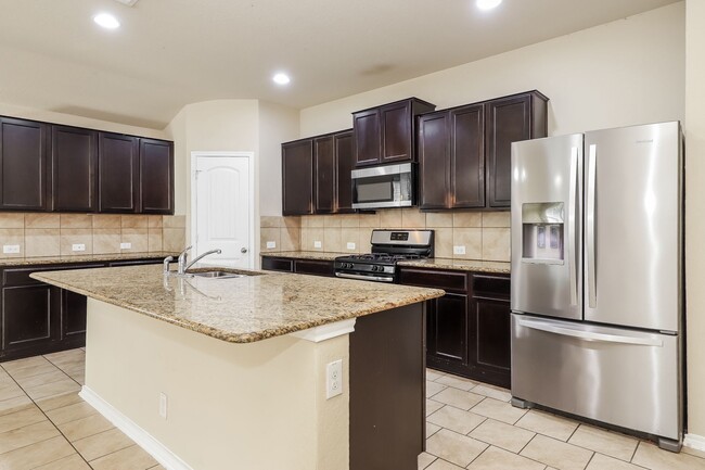 Foto del edificio - 4 bedroom - Open Floor plan - Move in ready