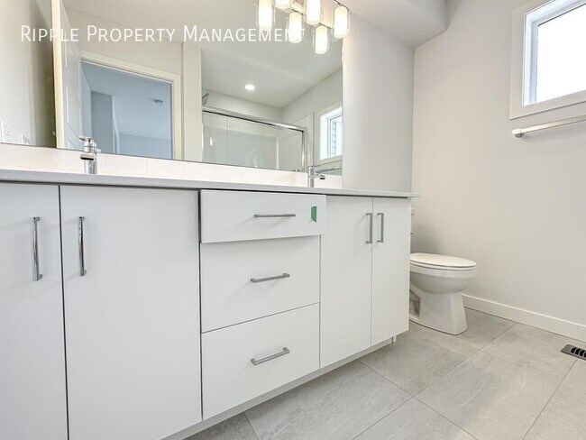 Building Photo - Modern 3 Beds, 2.5 Baths TownHouse | Avail...