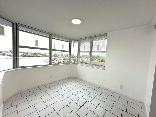 Foto del edificio - 16570 NE 26th Ave