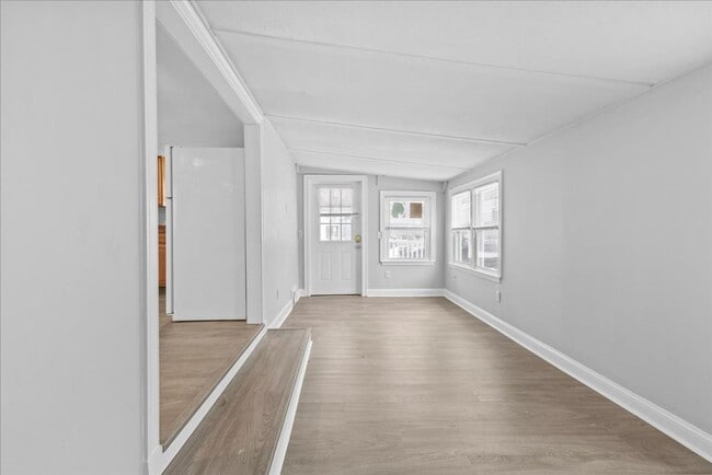 Building Photo - Newly Renovated 2 bedroom home!