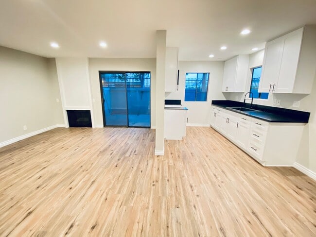 Foto del edificio - Beautifully remodeled spacious 1 Bedroom r...