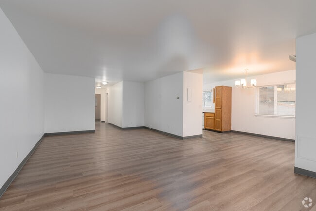 2 habitaciones, 1 baño - 1100 pies cuadrados - Sala de estar - Sunset House Apartments