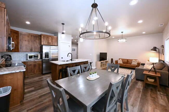 Building Photo - Fully Furnished 3bd| 2.5 Ba Townhome