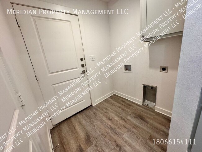 Building Photo - Three bed, Three bath Near TTU