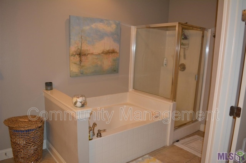 Foto principal - 4637 Burbank Dr