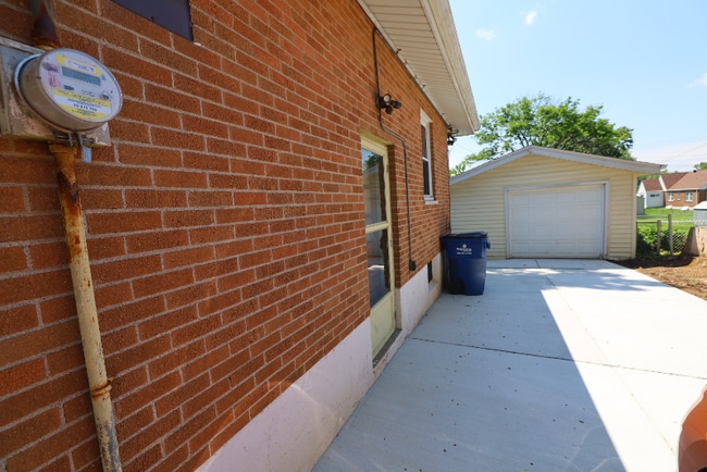 Building Photo - 1041 Martha Ln