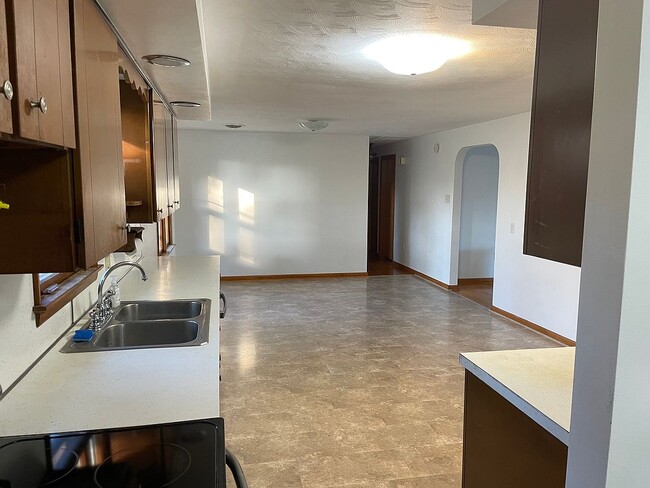 Building Photo - 113 E Clearview Dr