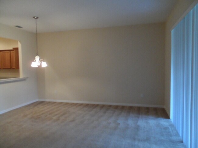 Building Photo - Beautiful Townhouse in Emerald Lake, Kissi...