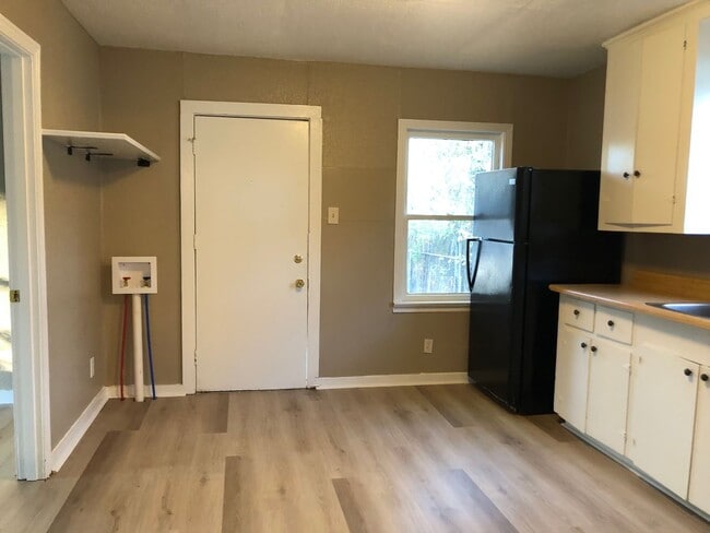 Building Photo - Nice 2 bedroom/1.5 bathroom house with fully fenced yard!