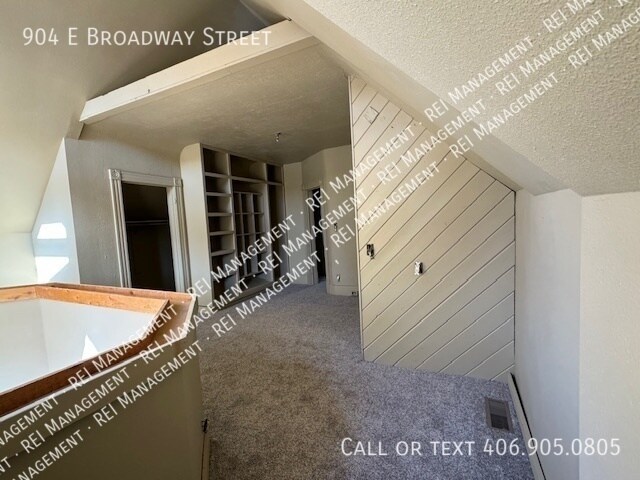 Building Photo - Charming 2-Bedroom Home: Bright, Updated, ...