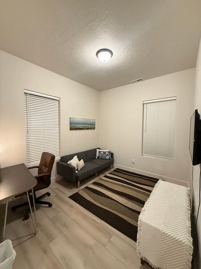 Foto del edificio - 663 Juniper Hill Dr
