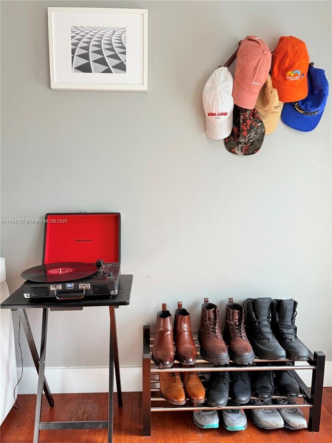 Foto del edificio - 645 NE 77th St