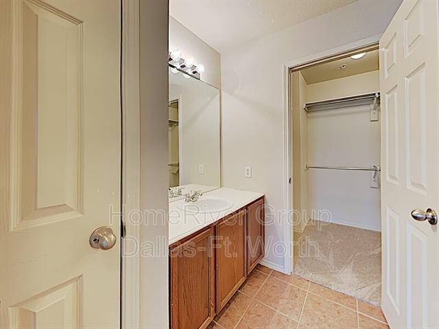 Foto del edificio - 2216 Stoneleigh Pl