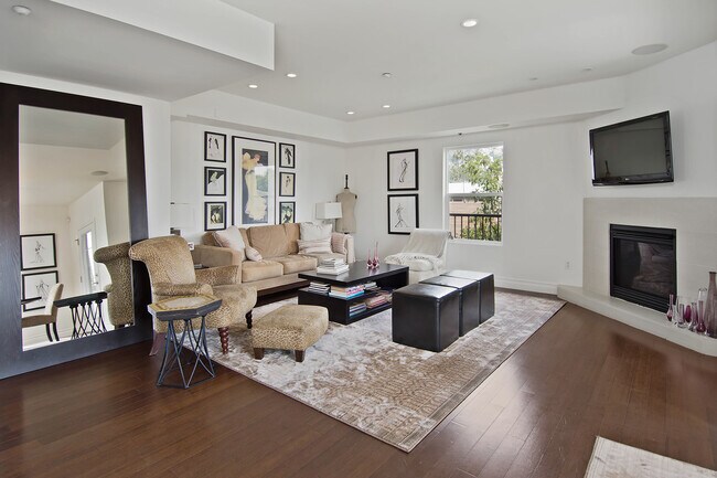 Foto del edificio - 1248 N Laurel Ave