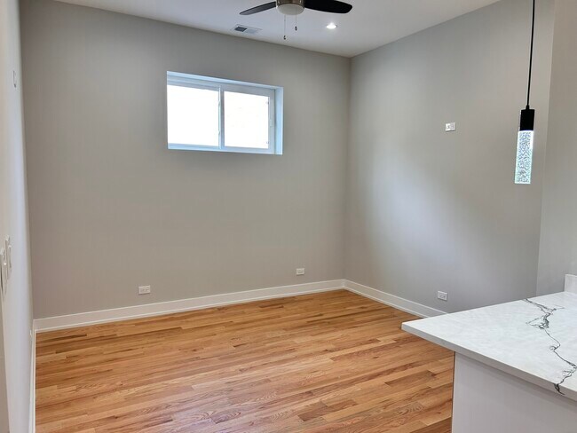 Foto del edificio - 4121 W Montrose Ave