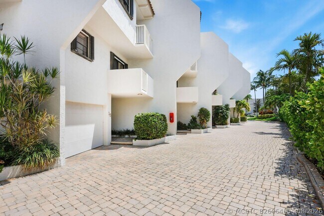 Building Photo - 1222 Hillsboro Mile